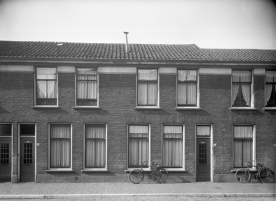 43365 Gezicht op de voorgevels van de huizen Leidschedwarsstraat 8-10 te Utrecht.N.B. De straatnaam Leidschedwarsstraat ...